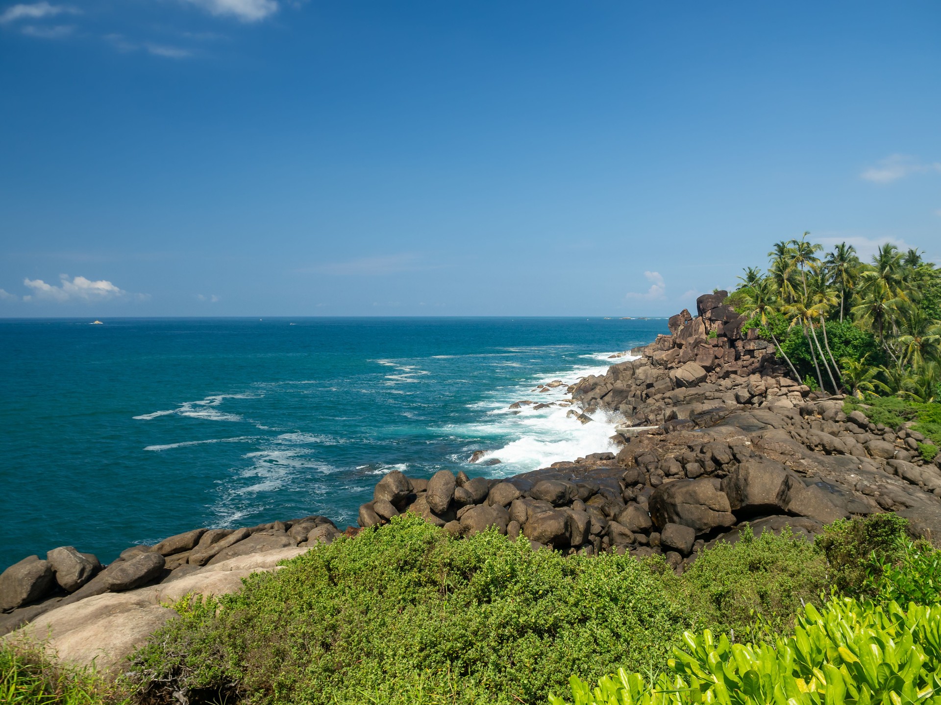 Sri Lanka, Ceylon Island, Unawatuna : Buddhist temple and beach town